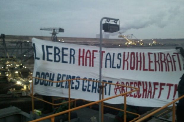 Lieber in den Knast … Sie besetzen Bagger, lassen sich verhaften, geben keine Personalien an. Ein #Interview mit der <a href="/ReiseDigger/">Reisegruppe Digger</a> über den radikalen Kampf gegen die #Braunkohle in #Sachsen

l-iz.de/Topposts/2019/…

#MIBRAG #LEAG #kohlefrei #Kohlekommission #Lausitz <a href="/F4F_Leipzig/">FFF Leipzig</a>