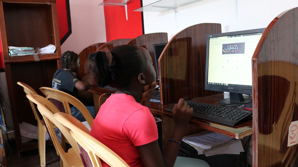 Kids4educ_Asbl's tweet photo. La jeune fille est un trésor caché qu'il faudrait plus d' attention dans son éducation pour qu'elle soit bien élevé et qu'elle fasse preuve de la tête et du cœur dans son environnement.
#education #eduprof #WomensHistoryMonth #womancrossing #UNESCO #UNICEF #kids #enfants , https://t.co/tIKVw67AAv