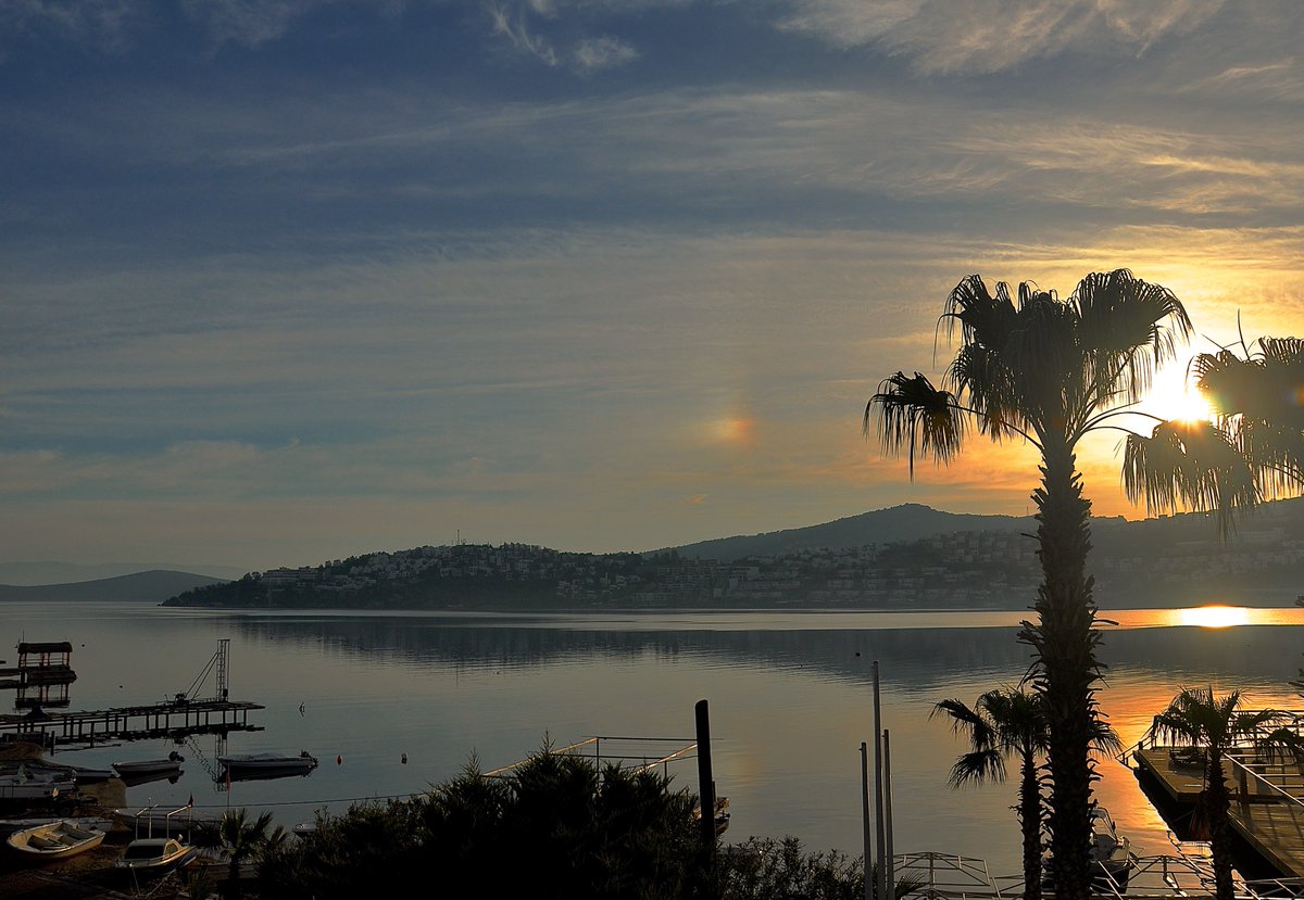 Otelimizden yeni bir güne başlangıç. Harika Gündoğan manzarası içinde günün her saatinden keyif alacağınız bir tatil için acele yerinizi ayırtın. Rezervasyon ve daha fazla bilgi 0252 387 87 14 olirahotel.com