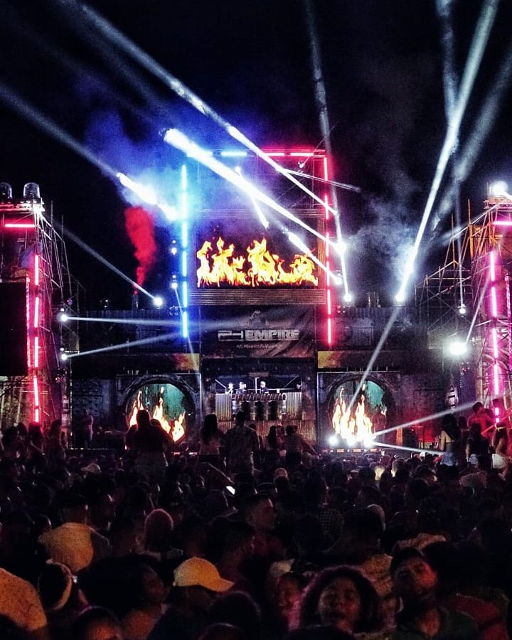 PhPubHerrerano's tweet photo. ESTÁ NOCHE COMIENZA LA DIVERSIÓN DAVID 🔊⚔FERIA INTERNACIONAL DE DAVID 💥Provincia de Chiriquí💥🔥PH PUB HERRERANO EMPIRE💀🔥 ENTRADA GRATIS 🔖Hasta las 11pm ⏳ #StageHosts @djandy30 🔊 @djraymond507 🔊 #ElMomentoEsNuestro https://t.co/LV6mZBCUt7