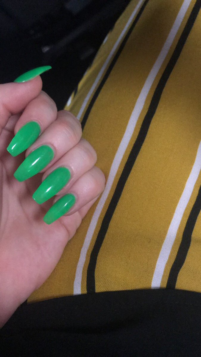 xrobobitchx's tweet image. Today my boss told me he liked how my nails matched my pants. Boy he really is fucking colorblind