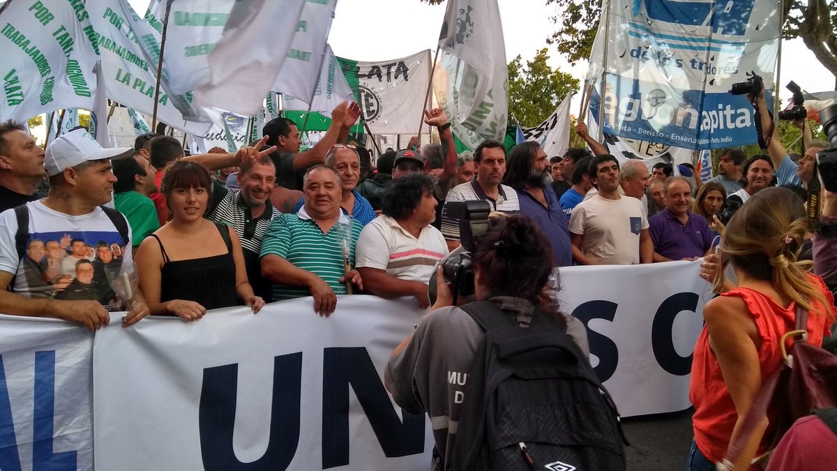 CNuestrapatria's tweet photo. #tarifazos | #Ahora marcha contra los tarifazo a por las calles de #LaPlata
Contra el ajuste y el saqueo de #Cambiemos la salida es la #UnidadDeLxsTrabajadorxs y la #LuchaEnLasCalles https://t.co/9WX3hUrnlL