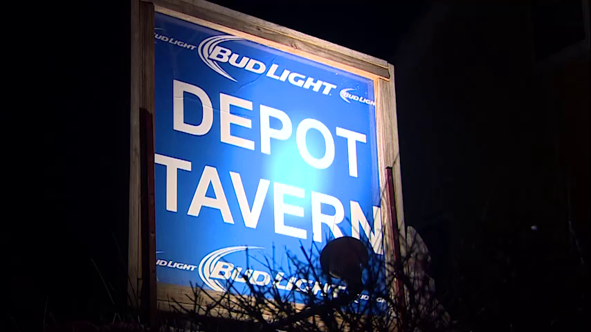 Chronicle5's tweet image. You want nightlife in Monroe, Massachusetts - you're looking at it. "Everybody knows your name and you know what they’re drinking. Oh yeah" Life in a small town. #TheDepotTavern #ProjectCommunity @anthonyeverett  @shaynaseymour  @DCPinzon 7:30 #wcvb