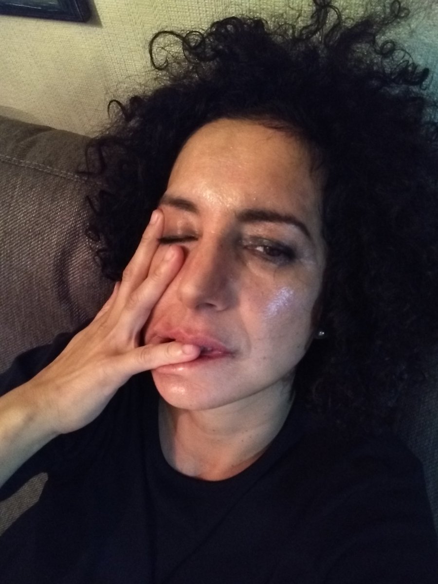 Una foto: deconstrucción de maquillaje. No olviden que el sábado volvemos sólo por 9 funciones con el Curioso incidente del perro a medianoche en el peruano japonés.