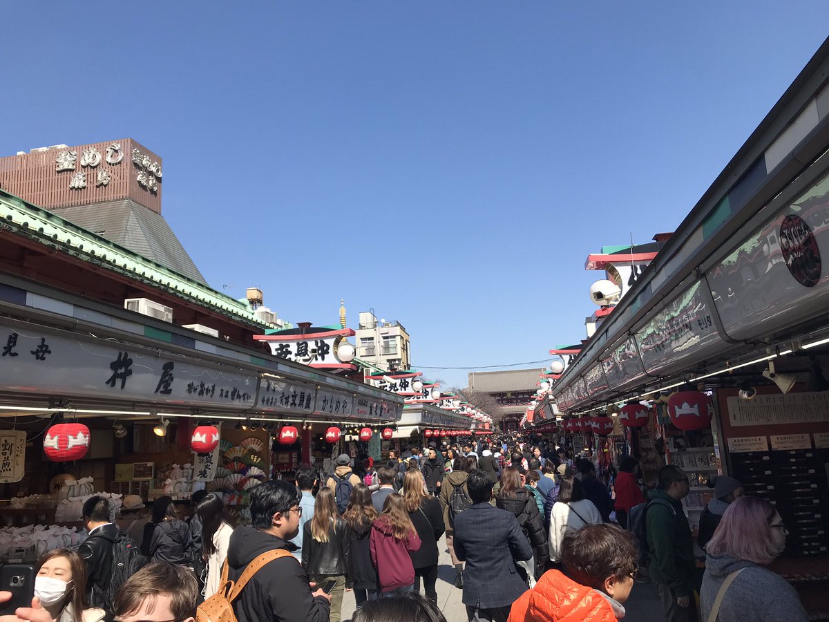 Jour 1 : visite dAsakusa, avec son allée de commerces traditionnels (les prix n’étaient clairement pas traditionnels par contre) qui rejoins le temple.