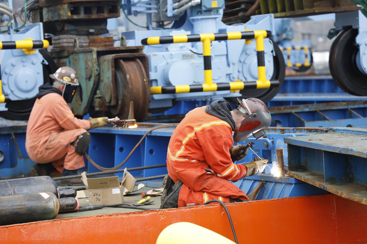 SeaportNW's tweet photo. It truly takes a village to move the cranes off the #ZhenHua31. Tip of the (hard) hat to ILWU Local 23, Harbor Industrial, ILWU Local 13, ZPMC and @PortofTacoma for safely unloading all four cranes this week. #NWSACranes #port253 #ThrowbackThursday https://t.co/icDKVSsUhA