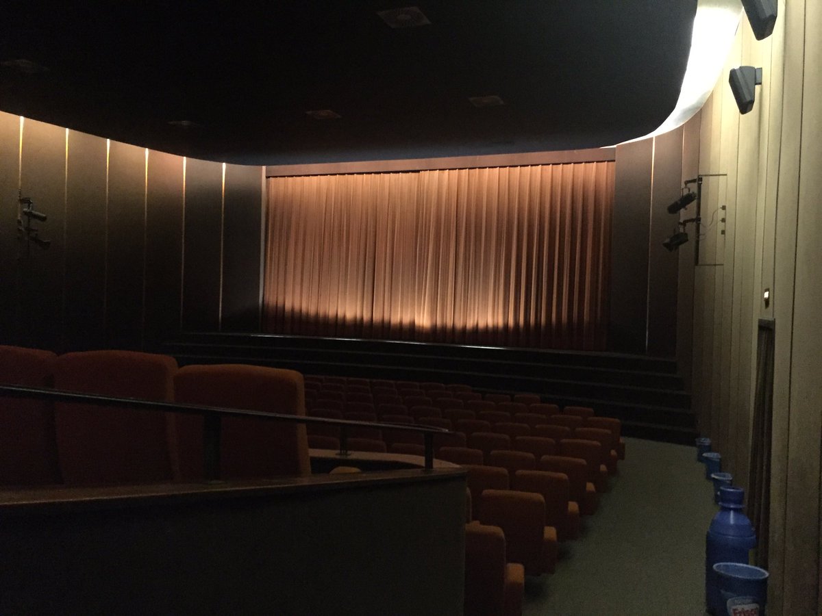 pirminbreu's tweet photo. dieses wochenende schliesst das in meinen augen bequemste kino der schweiz, mit einem kultigen altmodisch schönen grossen saal. das kino rex wohlen.darum chance nutzen und es nochmals besuchen und geniessen !! https://t.co/9jWyBsWe9y