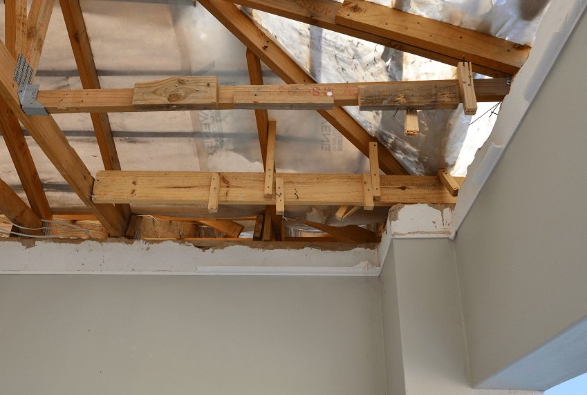 LCP_Roofing's tweet photo. Re-roofing a home comes with its own set of challenges. Fortunately, our @LCP_Roofing team are ready for the task. Check out the following blog post, sharing insight on the subject of #reroofing, straight from a celebrated South African #architect: https://t.co/4jmryeDzz2 https://t.co/fFMQW95LHF