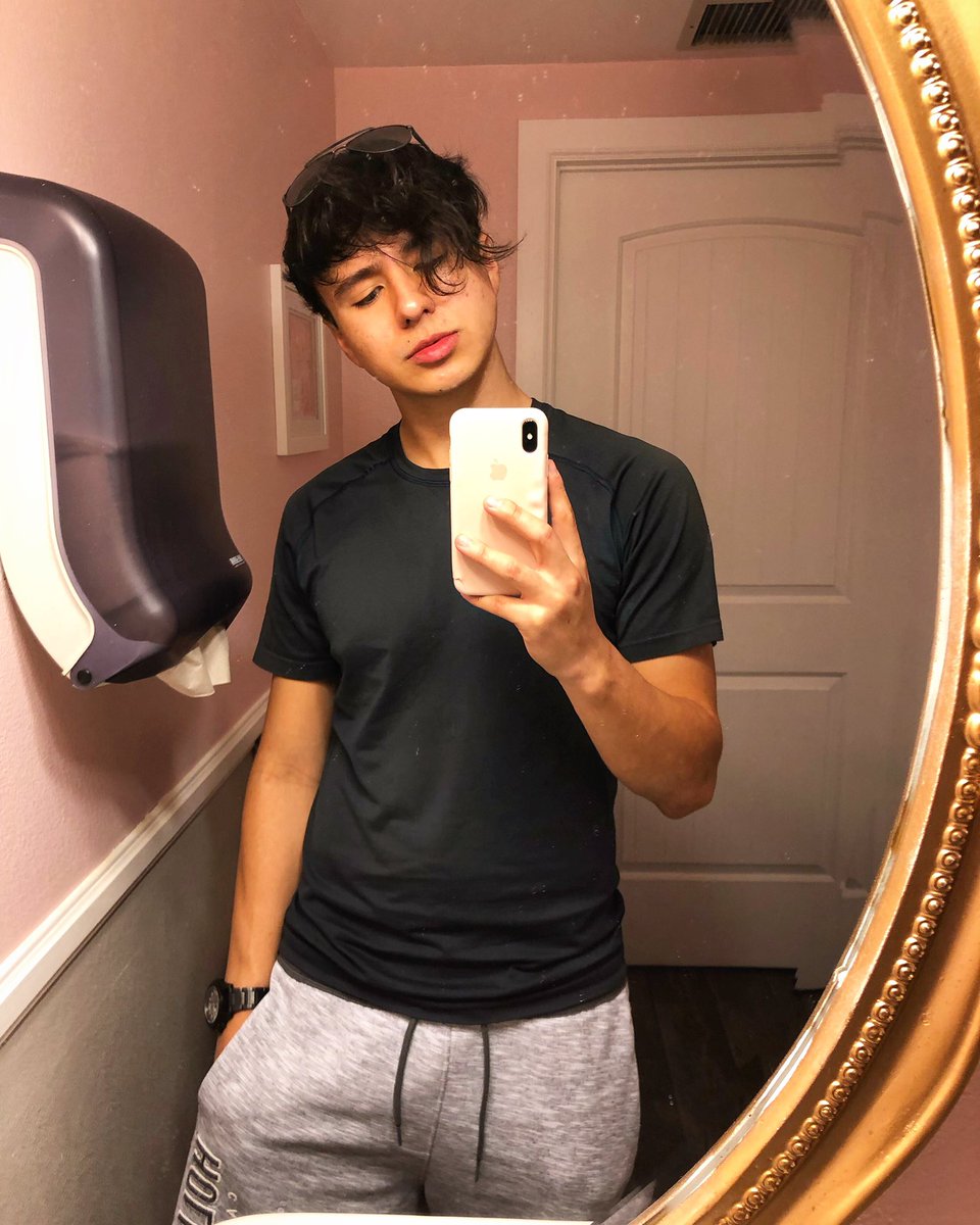 Alexc_102's tweet image. Gotta feel yourself when you’re in a pink bathroom