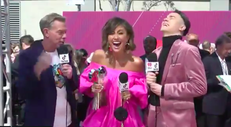 WORLDMUSICAWARD's tweet photo. Indonesian Superstar #AgnezMo wins Social Award at the IHeart Radio Music Awards tonight!👏👩‍🎤🏆🇺🇸🔥👑 @agnezmo 
https://t.co/FZIT2pCDZ5 https://t.co/1SbD0j5mO6