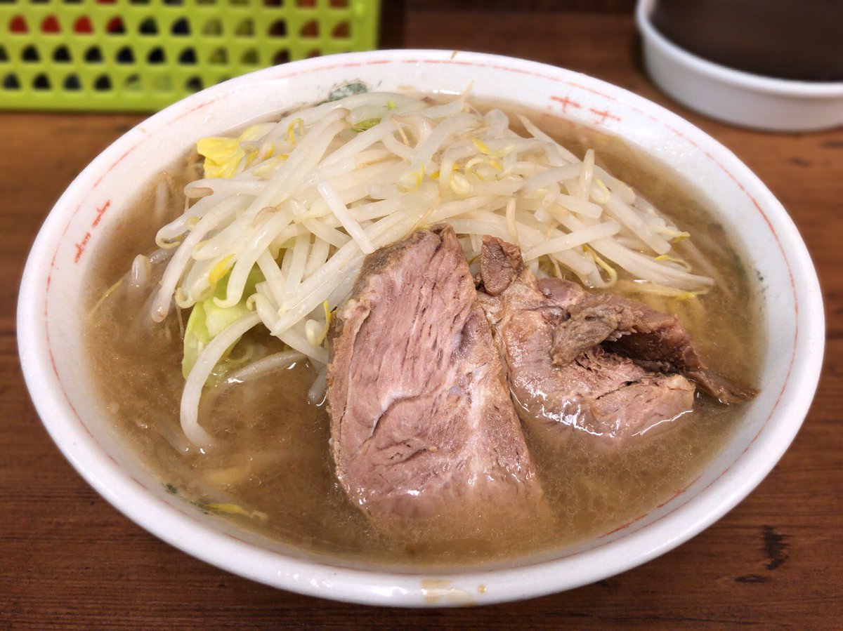 さとき ラーメン二郎 品川店 にて 小 コール普通 今日のシナジはシナジらしい微乳化スープで 醤油ダレが効いていて甘く 豚感のあるもの 麺はシナジにしては柔らか目で 豚も塩っぱくなかったな まあこれくらいのブレは許容範囲だけど ヤサイ