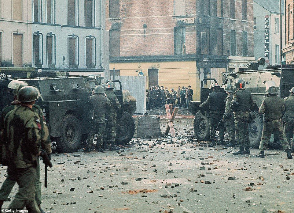 FRS_WM_Rodger's tweet photo. Families of Bloody Sunday victims march through Londonderry as 17 British Army veterans wait to find out today if they will face charges over 1972 shootings that left 13 dead
https://t.co/bv9FJrIZYx

#ExForces #ExMilitary #Veterans #railindustry https://t.co/QBFJ7aRg7P