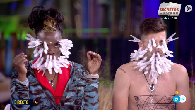 PuraSombra_'s tweet photo. ¡PERO SI ALEJANDRO TIENE LA DE MÁS ABAJO POR DEBAJO DEL CUELLO TAMBIÉN Y DOS PINZAS ENGANCHADAS A OTRAS Y NO A CARNE!

DE VERDAD ESTO ME PARECE VER GON ZO SO  #GHDÚOGala11 https://t.co/XL5ThlabjX