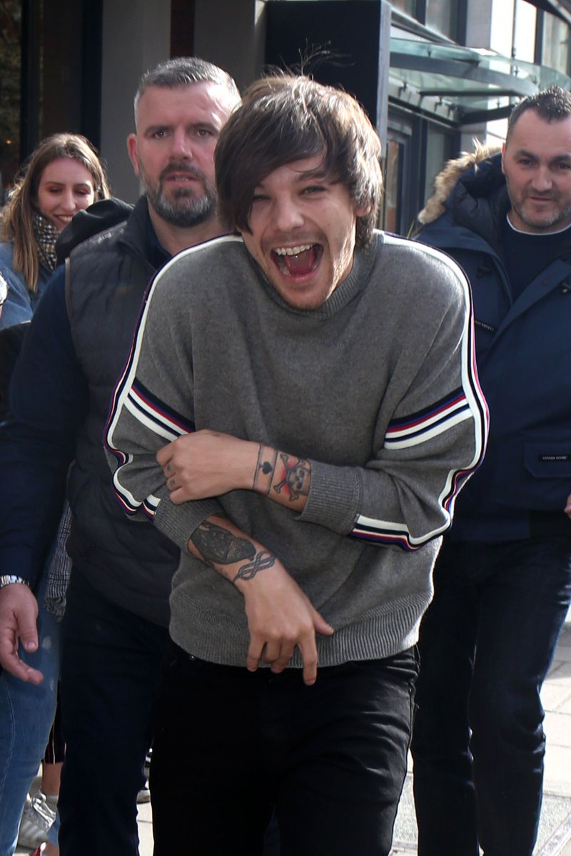 tomlinsonjho's tweet photo. a pesar de todo estamos aca y vamos a seguir aca hasta el último día https://t.co/GnYJ3BnoeT