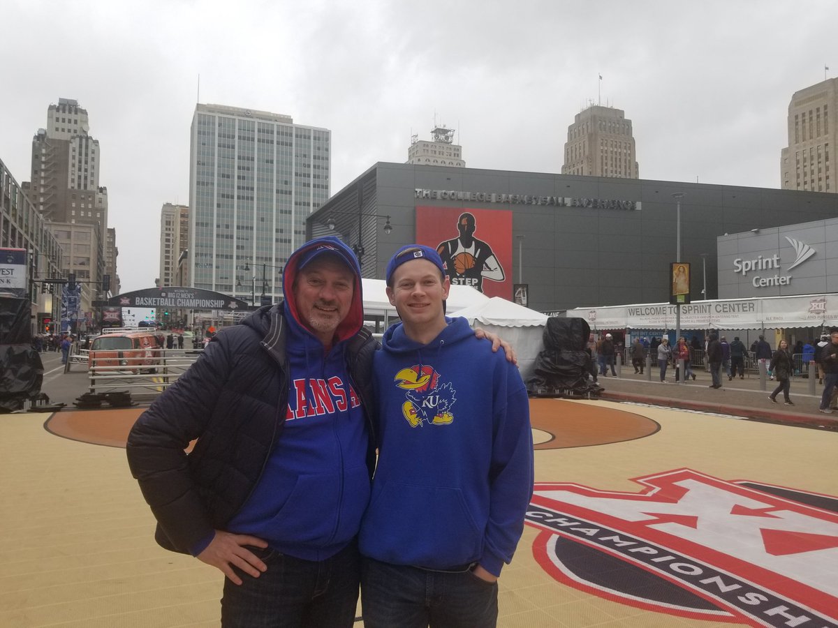 ForrestCook9's tweet image. #Big12MBB
Father son outing...go Hawks!