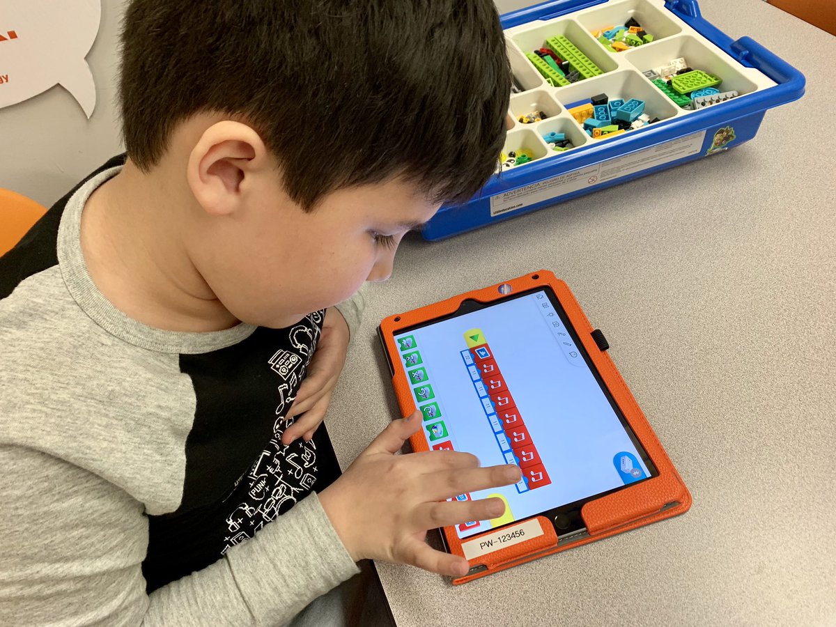 SnapMonmouth's tweet image. Students in our new RoboPets Robotics class built fish and learned about sensors and sound effects as they made their fish swim! #afterschoolfun #roboticsclass #robotics #roboticfish #coding #stemclass #afterschoolclass #legofish #snapologymonmouth