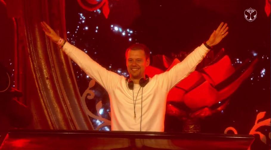 ItzaSnchz's tweet image. Solo @arminvanbuuren puede estar en dos lugares al mismo tiempo #ASOT905 y #TomorrowlandWinter ven como si es un dios. 😎🔥😍