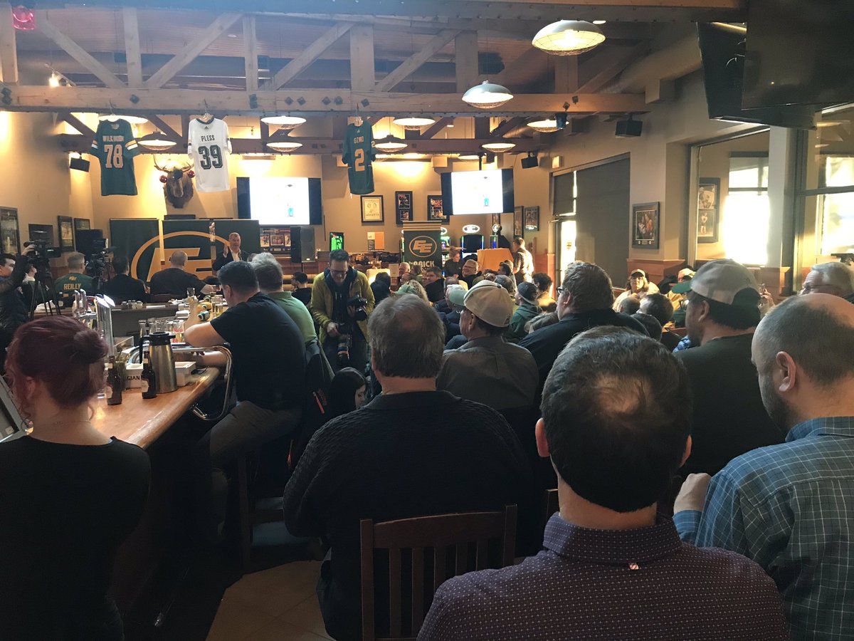 ChelsMcD's tweet photo. Quite the turnout in #yeg. #Stop9 #RandyRoadTrip https://t.co/77FaLYUZPD
