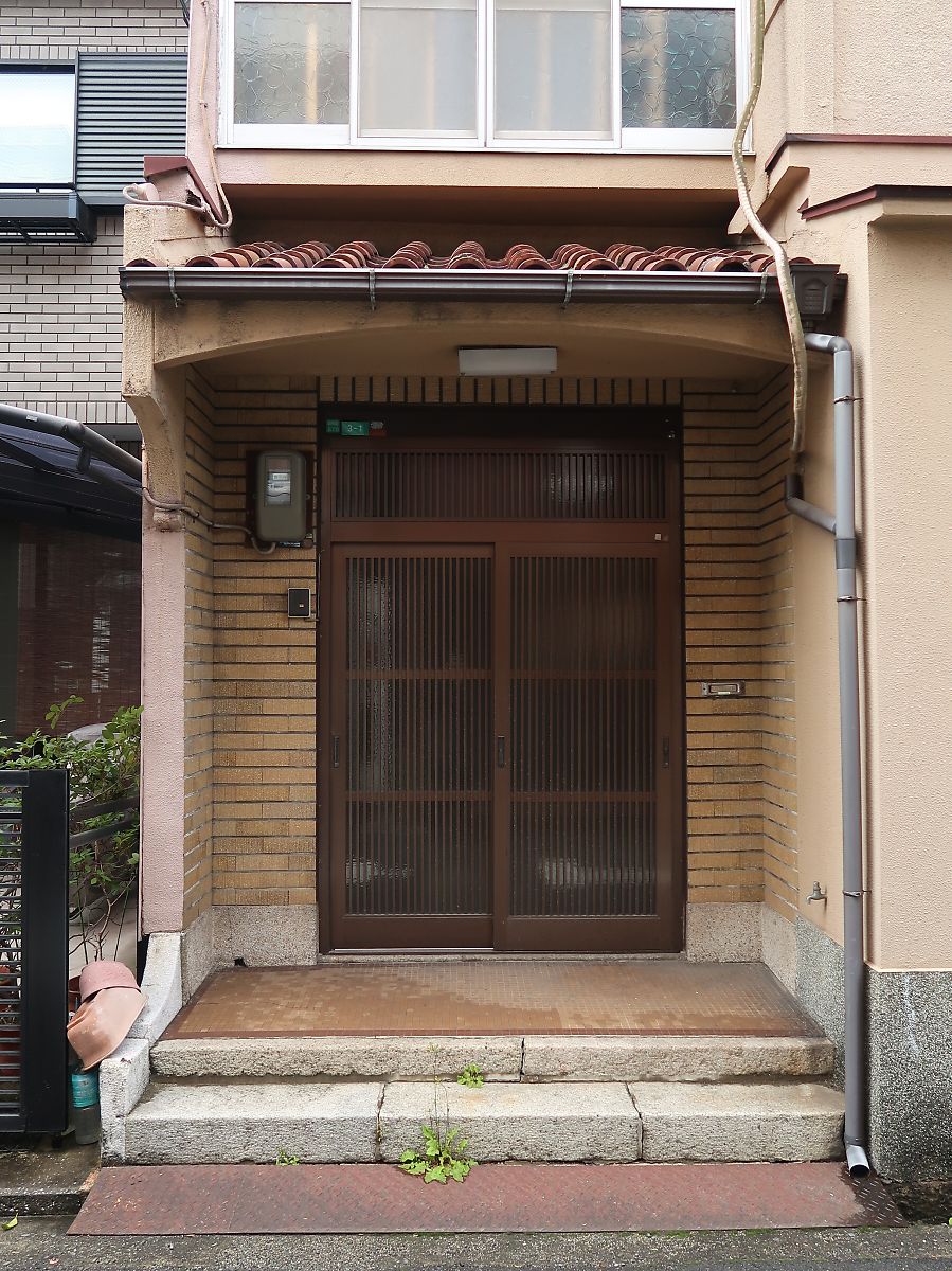 小山隆輝 丸順不動産 A Twitter ちょっと洋風な玄関をもつ長屋 阿倍野区昭和町5丁目 でした 今週の月曜日から解体工事が始まっています スクラッチタイルも消えて無くなります 建て替え なのか 売却なのか とても残念ですが仕方が無いですね 私も今 長屋を