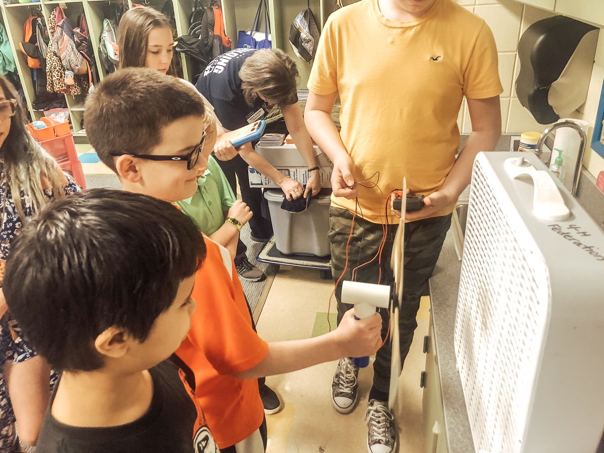 MrsWillis4th's tweet photo. The 4H Science Ambassadors came and did a STEM activity called ‘Wired for Wind’ with us today! We got to create and test our own wind turbines! Students had a great time being engineers! 💨🔄 #pgetweets #wiredforwind #4thgradefun https://t.co/tHgDQsCy7q