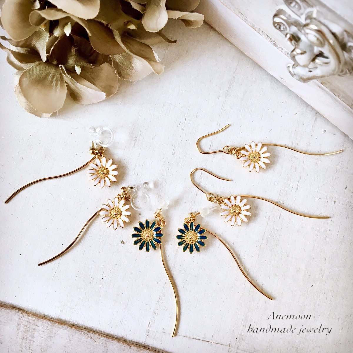 anemoon_hj's tweet photo. https://t.co/05R1gSZQJv 長さ約5.5cm、flower 約12×12mm
#デイジー #マーガレット #ウェーブピアス #フラワーピアス #ホワイト #ネイビー #ミンネ #クリーマ #ハンマケ自己紹介 #minneのハンドメイドマーケット #アネムーン
#earrings #pierce
#accesories
#forbirthday #anemoon #anemoon https://t.co/Fx1oZEzoV0