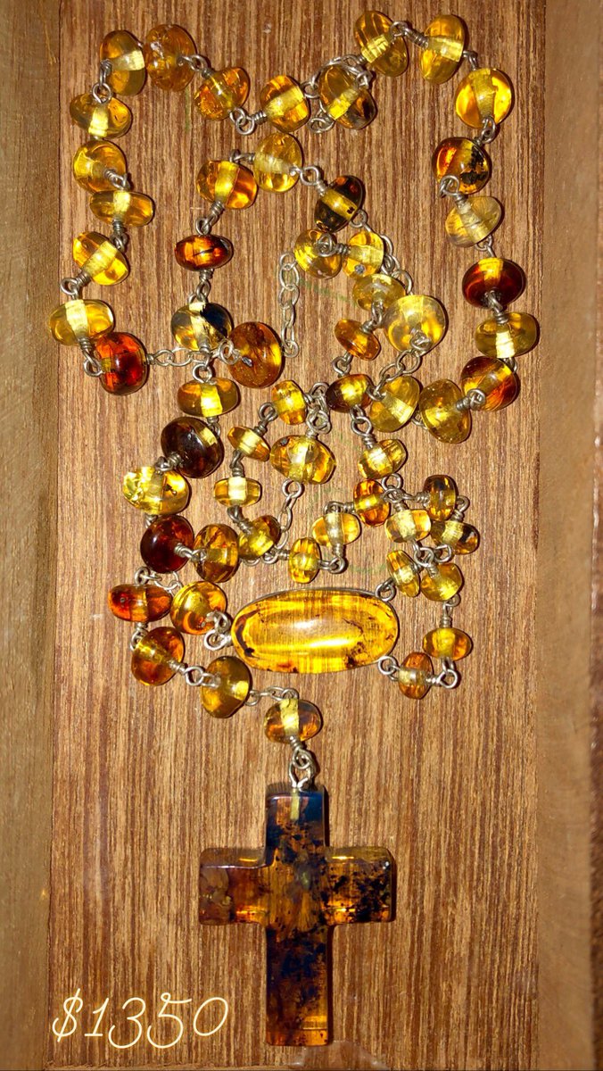 Exquisito rosario 📿 de 60 cuentas de ámbar puro, engarzado en Plata. Cuidadosamente elaborado por artesanos de Simojovel, Chiapas. 

✅Envío 🚚 GRATIS a cualquier parte de la República Mexicana. 
✅ Pieza única 😍

#JoyeríaDeAutor 📝
#PrehispanikSilver 💙
#Ámbar ~ #Amber 💛
