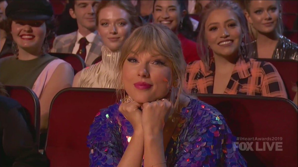 iislandbreeeze's tweet photo. Taylor: breathes
Me: https://t.co/HFK6Kw4enG
