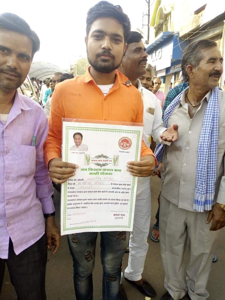 INCMP's tweet photo. भाजपा नेता सरेआम बेनक़ाब हुये :

—भाजपा नेता नरोत्तम मिश्रा ने एक मंच से कहा कि किसी किसान का 2 लाख माफ नहीं हुआ है, यदि कोई 2 लाख माफ़ होने का प्रमाण दिखाये तो मैं उसे 2 लाख दूँगा।

कुछ ही देर मे किसान प्रमाण-पत्र लेकर आये तो नरोत्तम मिश्रा और राकेश सिंह चुपचाप वहां से चलते बने। https://t.co/ORdq1bTnQI