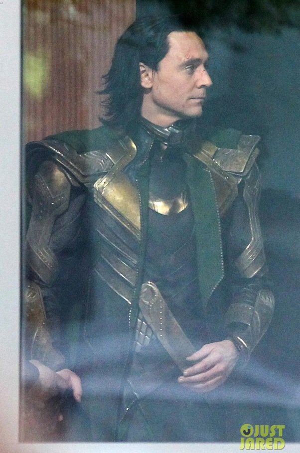 DoodleOoodle's tweet photo. I know he wasn’t in the trailer but here’s some pictures of #Loki from the set of #AvengersEndgame
Note the 2012 costume 
The stunt double for a scene that never had a fight scene in Avengers 
The tesseract being held by loki outside of the case Thor brought  
2 Tony’s https://t.co/FuGSC2m0bZ