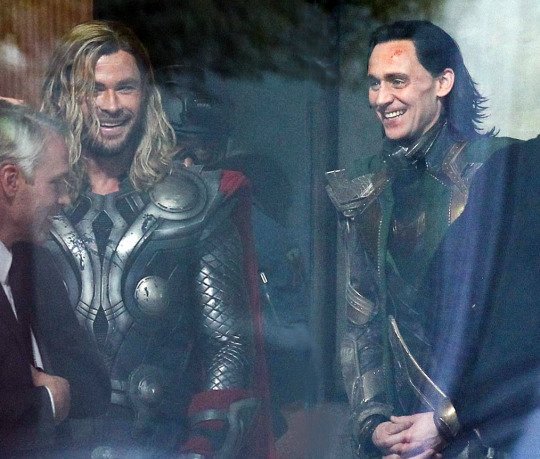 DoodleOoodle's tweet photo. I know he wasn’t in the trailer but here’s some pictures of #Loki from the set of #AvengersEndgame
Note the 2012 costume 
The stunt double for a scene that never had a fight scene in Avengers 
The tesseract being held by loki outside of the case Thor brought  
2 Tony’s https://t.co/FuGSC2m0bZ