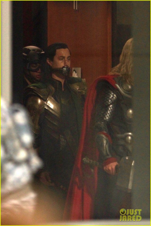 DoodleOoodle's tweet photo. I know he wasn’t in the trailer but here’s some pictures of #Loki from the set of #AvengersEndgame
Note the 2012 costume 
The stunt double for a scene that never had a fight scene in Avengers 
The tesseract being held by loki outside of the case Thor brought  
2 Tony’s https://t.co/FuGSC2m0bZ