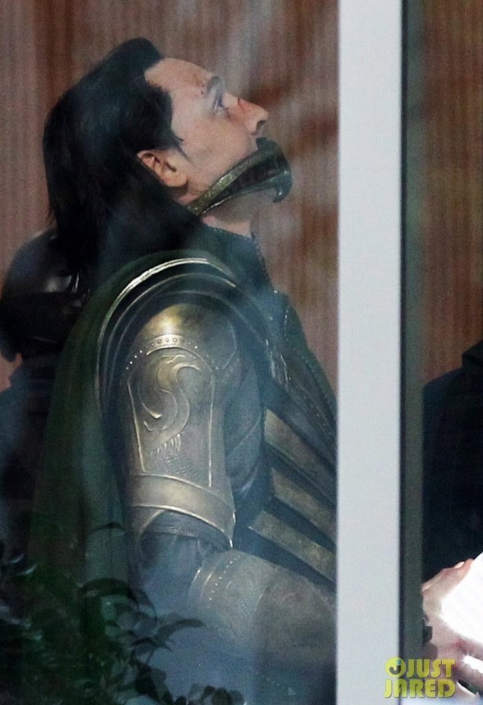DoodleOoodle's tweet photo. I know he wasn’t in the trailer but here’s some pictures of #Loki from the set of #AvengersEndgame
Note the 2012 costume 
The stunt double for a scene that never had a fight scene in Avengers 
The tesseract being held by loki outside of the case Thor brought  
2 Tony’s https://t.co/FuGSC2m0bZ