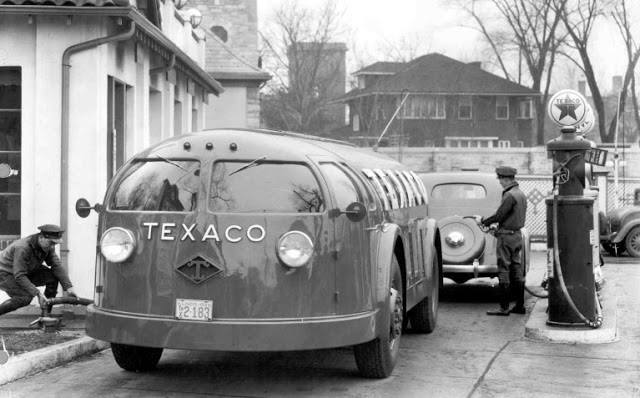 MachineRad's tweet photo. The Diamond T Doodlebug in 1935. 
#1935 #TDoodlebug #thediamond #oldcar #radmachine https://t.co/g2qQkhHu1R