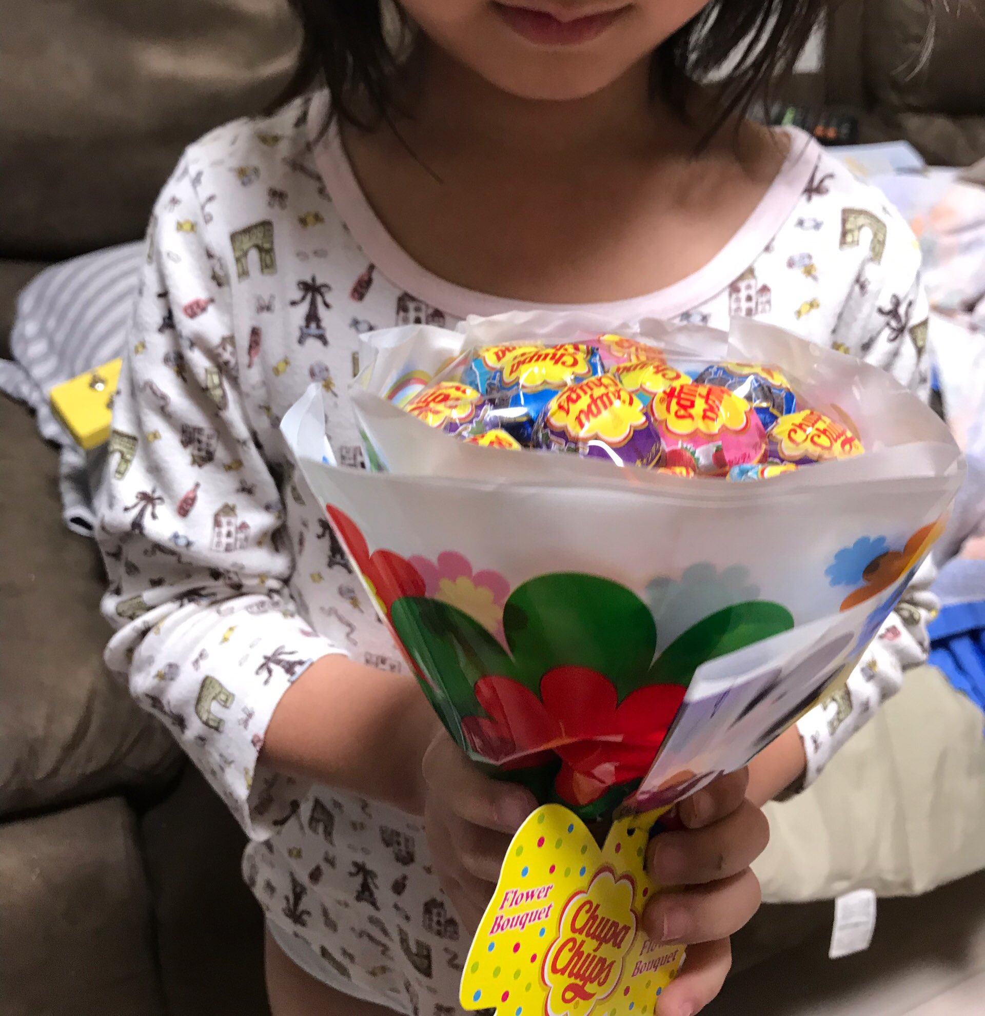 Uzivatel ハチミツ二郎 Na Twitteru ホワイトデー 妻には花束とクッキーを 娘にはチュッパチャプスの花束を チュッパチャプスの 花束なのに匂い嗅いでました T Co R9hkhwxmly Twitter