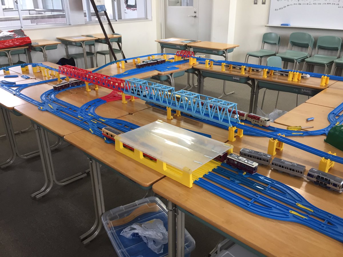 阪大鉄研も4月6日(土)のサークルオリエンテーションに出展します。
場所:共通教育講義C棟 408号室
時間:10:00〜15:30
活動内容の説明や質問の受付、模型・プラレール・会誌パンタグラフの展示を行います。是非お越しください。

(昨年はプラレールが大部分を占めてましたが、今年はどうでしょうか…)