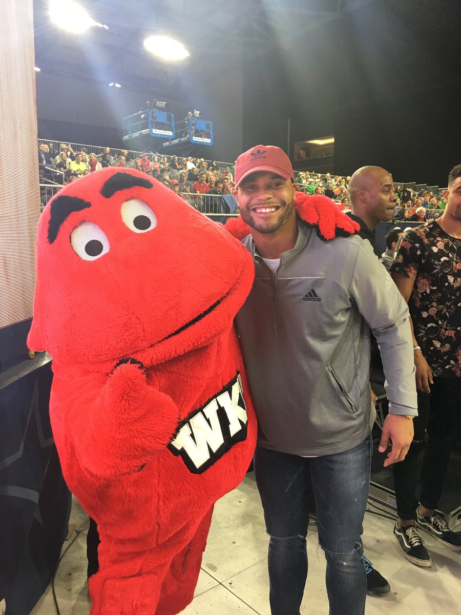 WKUBigRed's tweet photo. Hey @dak, #GoTops am I right??? 👏 https://t.co/730yGypCXD