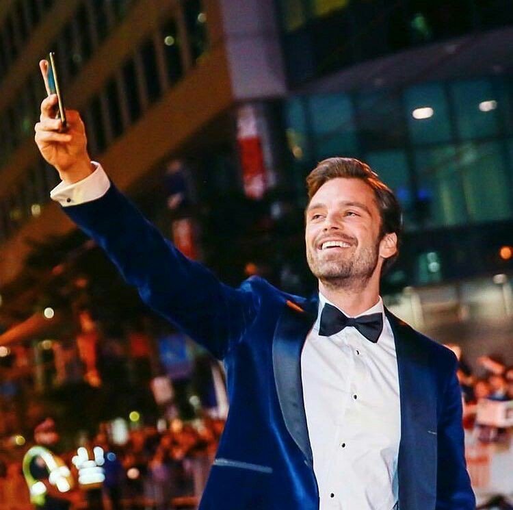 BitemehardBucky's tweet image. #Offlineforthenight //I'll be here til my phone dies.