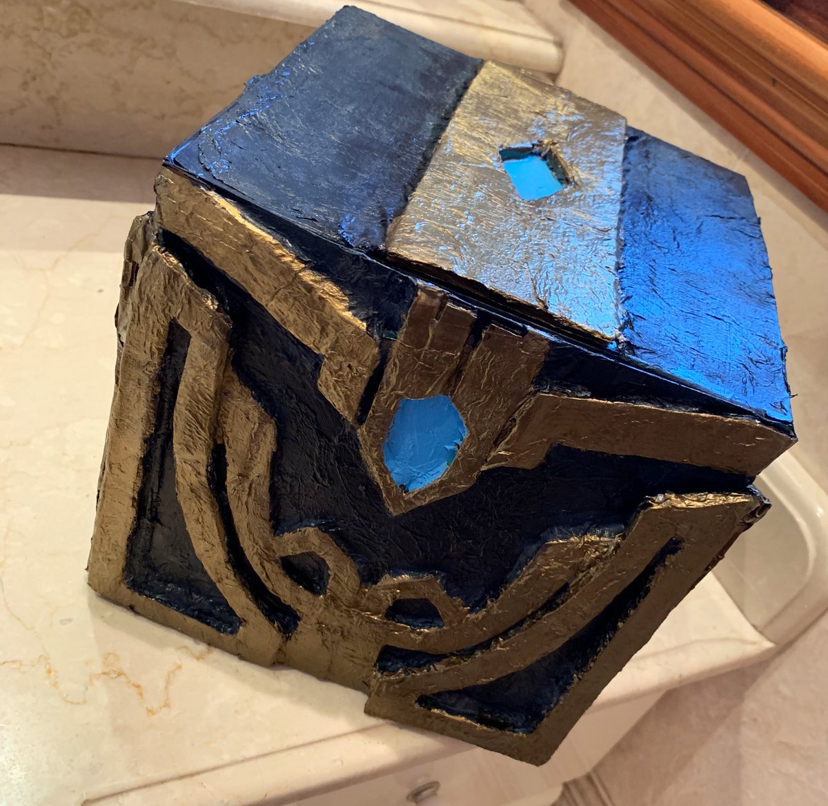 belu_etchichury's tweet photo. Estoy orgullosa del regalo que le hice a mi novio, por eso quiero mostrarlo, porque despues de llorar, y enojarme porque no me salía, lo logre 🙌🏽❤️ (Es un cofre Hextech del League of Legends, por si no se entiende) https://t.co/QQufUwTbE3