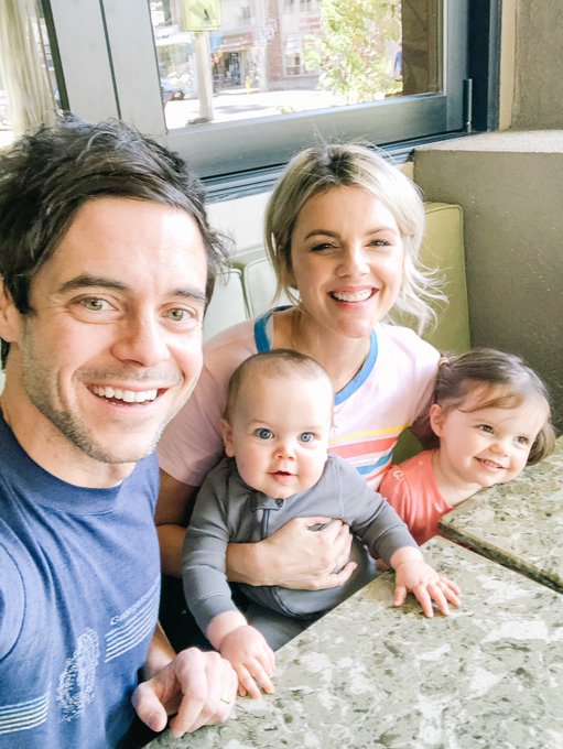 brotherandsister - Ali Fedotowsky & Kevin Manno - Bachelorette 6 - Discussion - Page 79 D1qrkF3VAAAPJHN