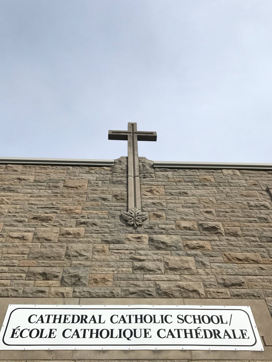 kshan_11's tweet photo. Today's slower pace helped me to notice the beautiful leaf at the base of the cross @alcdsb_ecth #MarchBreak #lookup #NewnotNew https://t.co/aI6JiNrLnn