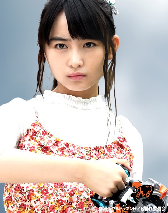 ウルトラマントリガー ウルクロd 公式 湊 アサヒ 年齢 18歳 誕生日 3月3日 ウルトラウーマングリージョに変身する女子高生で 湊家の長女 1年前の戦いで 美剣サキ グリージョが遺したジャイロを受け継いだ かけがえのない友への想いを胸に 新たな
