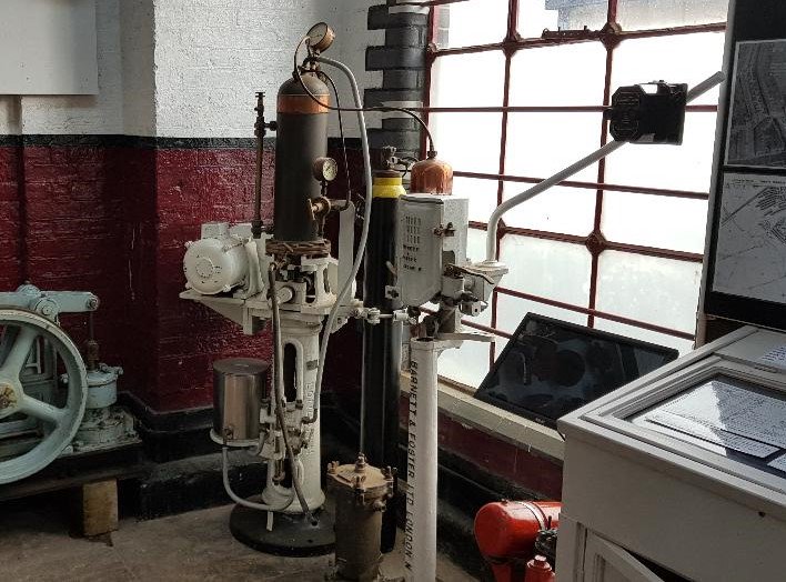 Yesterday #volunteers put this "aerated water" bottling machine on display. Rescued from Langthorne Hospital in Leytonstone in the 60s or 70s, it could fill 180 bottles an hour - but a 1934 catalogue informs us that "the output largely depends on the agility of the operator"!