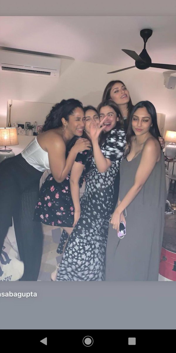 #HappyBirthdayAliaBhatt @aliaa08 with her friends last night