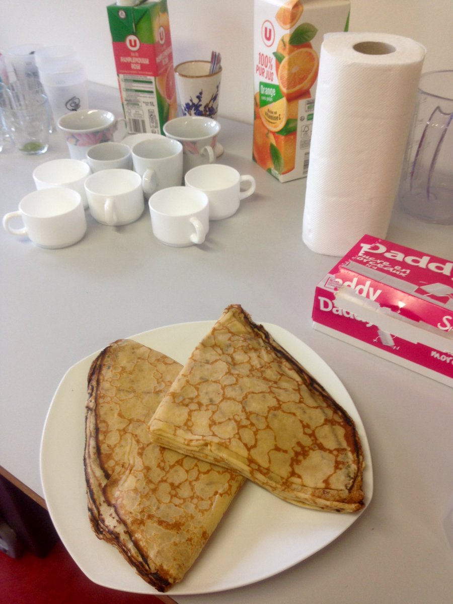Ce matin, réunion du collectif #Educpopnumbzh à <a href="/StBrieucVille/">Saint-Brieuc</a> 
Définitivement, la chose la plus cool quand on travaille en #Bretagne, ce sont les #crêpes pendant les réunions de travail !  #bzh #education #numerique #miam