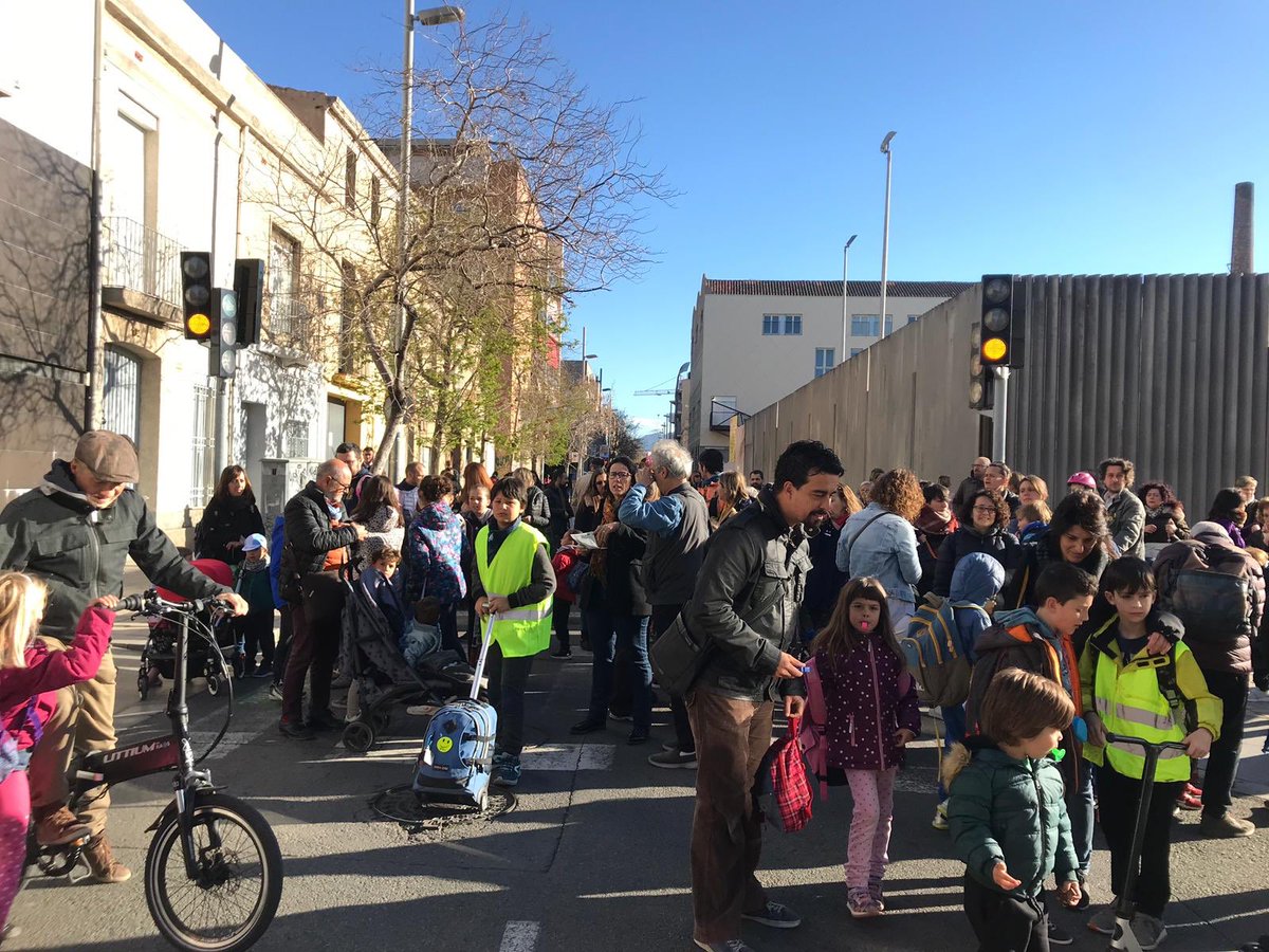 FaBABadalona's tweet photo. La mobilització #BDNDiuPROU🛑 dona el tret sortida, de cara al 26 de març on ens PLANTAREM! 
@VentosMir @AmpaProgres @AfaJungfrau #PauPicasso #Gitanjali @badalonaport
El 26 a la tarda no anem a classe! https://t.co/rgmrlOWmep
