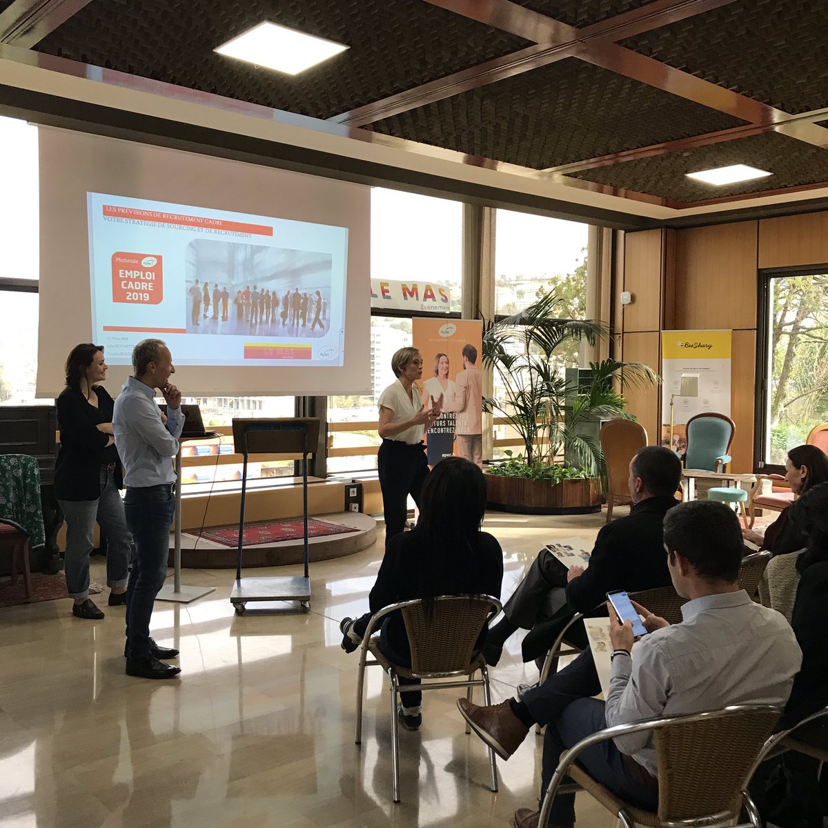 SylvieDescloix's tweet photo. #lemasnicematin Intervention de @JulieRoynette et @nicolasbondu qui présentent les perspectives de recrutement cadre pour 2019 dans le cadre des Matinales @Apecfr
#emploi #cadre #recrutement #beekast https://t.co/fZ1Fbegsu6