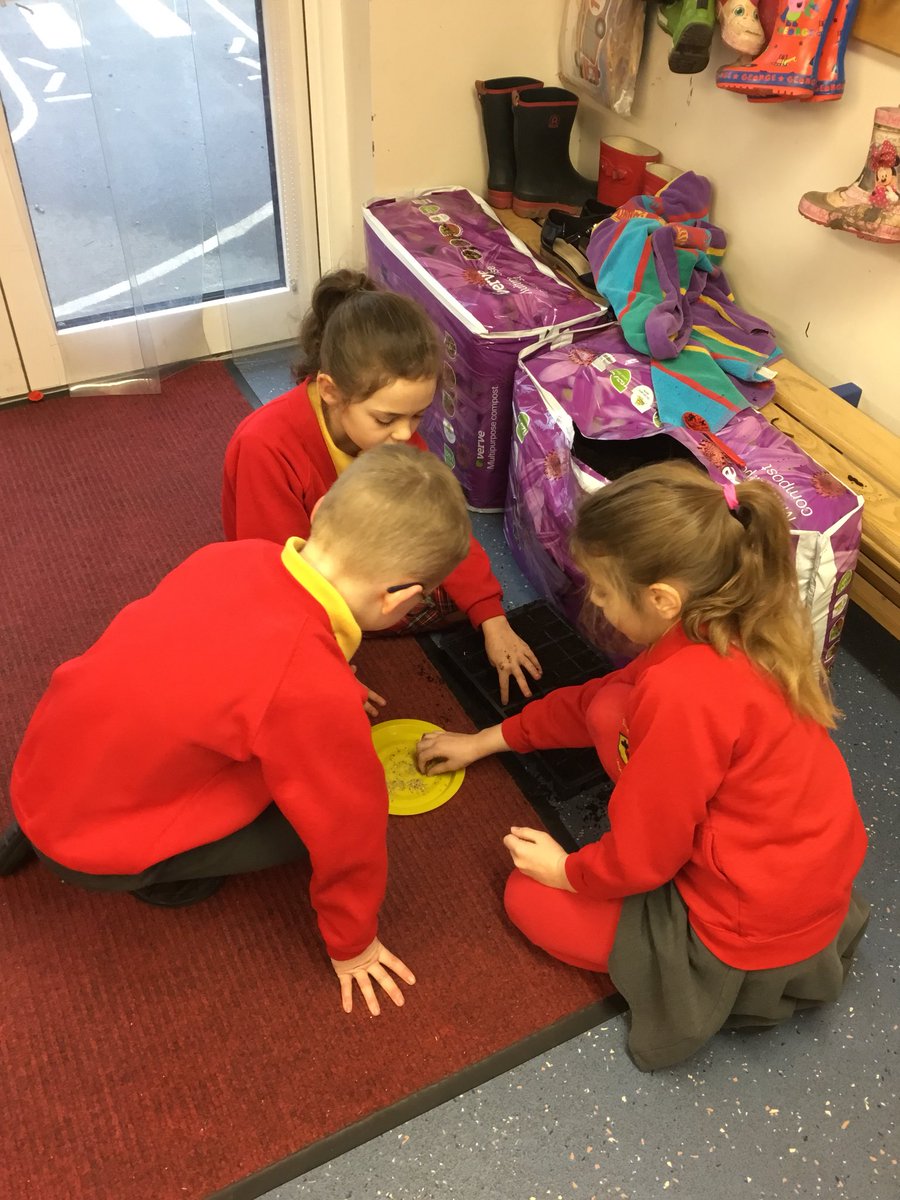 SHCPChorley's tweet photo. @SHCPChorley #ActiveHeartsBreakfastClub @mrfothergill #PlantingCornflower #Havingbreakfast https://t.co/wW2vJckpGI