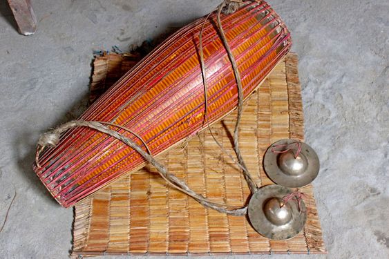  #Khol said to be conceptualised by Srimanta  #Sankardeva first used in his play CHIHNA JATRA. alongwith  #cymbals  #flute it accompany  #sattriya  #dance. earlier it was inside  #chatra(Ashram) few years back only it is accepted as classical dance of  #Assam