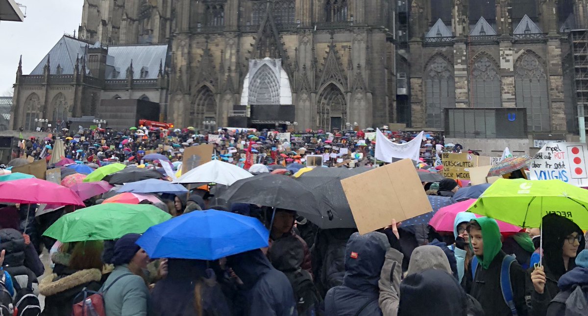 Liebe Schüler, sehr imposante #Fridays4Future Demo in Kölle. Kein Durchkommen auf der Domtreppe. Wenn ihr das auch außerhalb der Schulzeit schafft, wäre ich noch mehr beeindruckt. Dann läuft auch der Vorwurf #FreiDay4future ins Leere 😉Versucht’s doch mal!