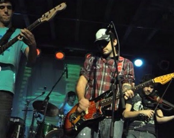 autumncomets's tweet image. En  Enero de 2009 nos invitaron a participar en las semifinales del  Termómetro Festival en Portugal 🇵🇹
Tocamos  en el Plano B de Oporto y el jurado nos escogió para tocar en la final,  que sería dos semanas después en el LX Factory de Lisboa delante de  unas 2000 personas